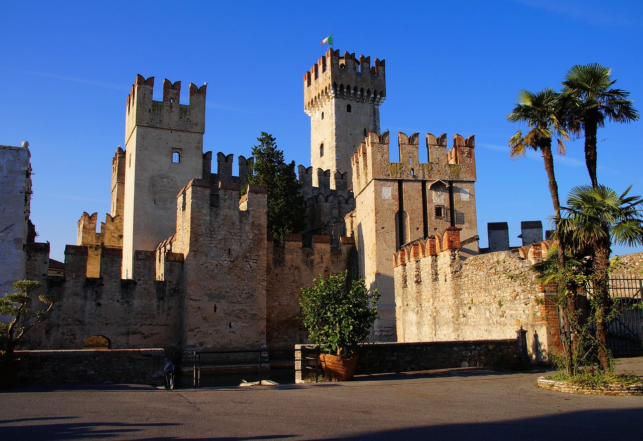 Vista panoramica della Rocca di Sirmione, circondata da acque azzurre e antiche mura storiche.