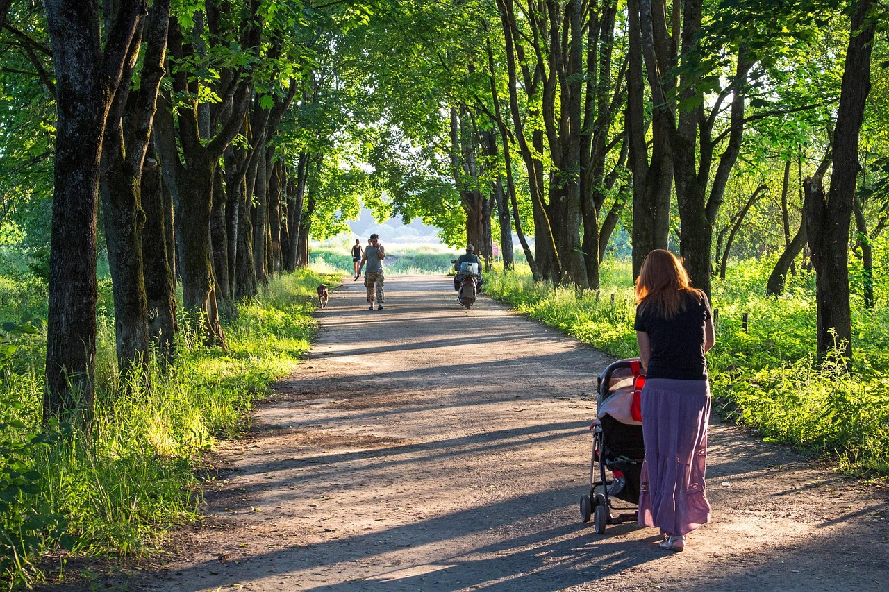 Bambini che passeggiano su un sentiero urbano alberato, sorridenti e felici.