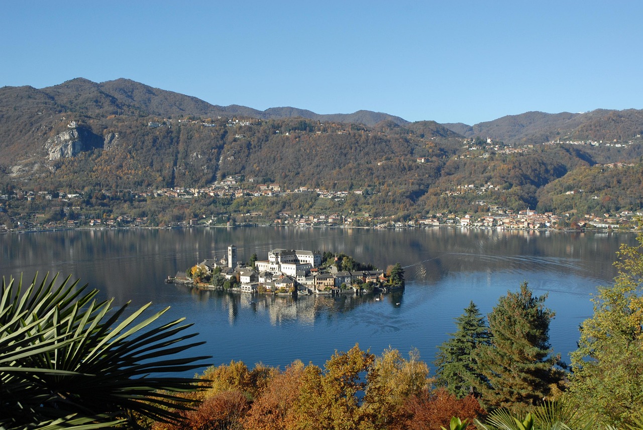 Sentiero panoramico lungo il Lago Maggiore con vista sulle montagne circostanti.