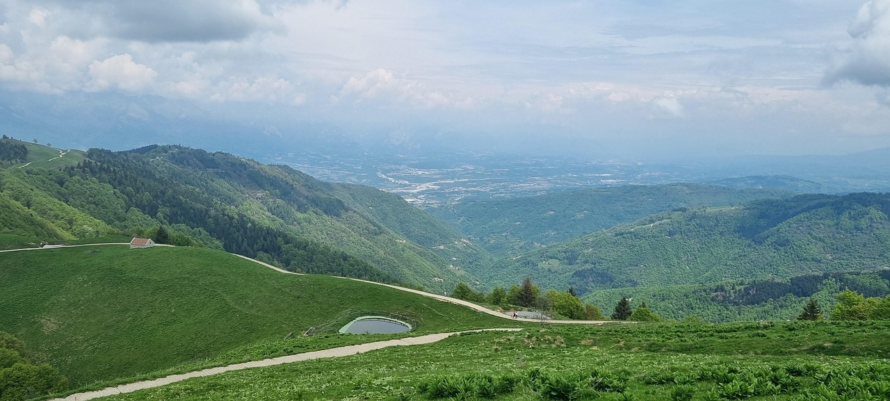 Panorama mozzafiato dell'alba sul Monte Resegone con colori caldi e nuvole leggere.