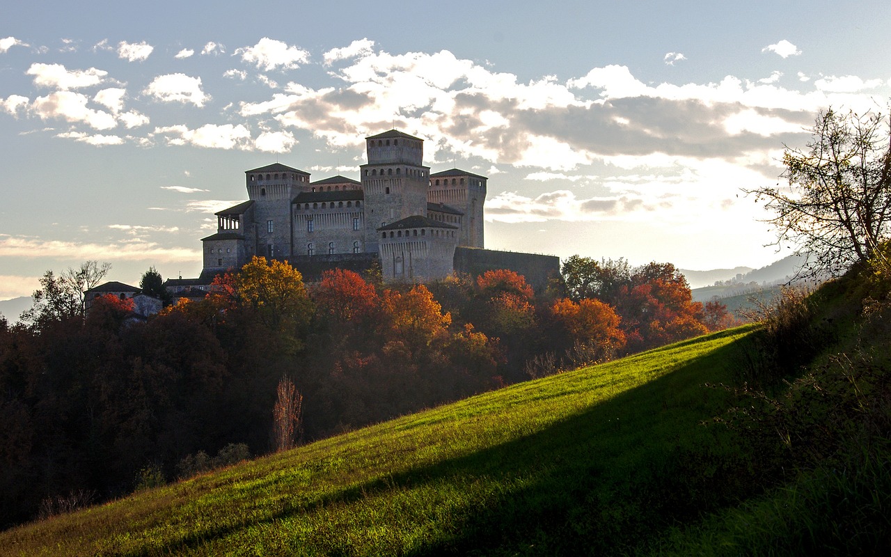 Vista panoramica di un antico castello tra Bergamo e Brescia, circondato da colline verdi.