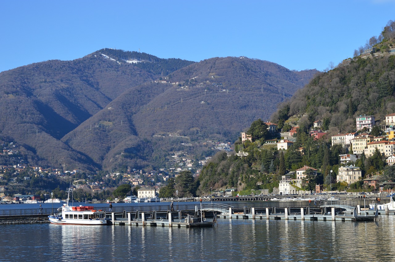 Traghetto locale in partenza verso il borgo di Bellagio, con vista sul lago di Como e le montagne circostanti.