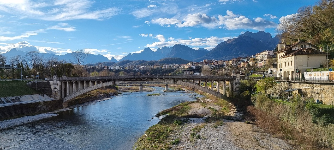 Biciclette lungo la ciclovia del fiume Adda, circondate da natura e paesaggi mozzafiato.