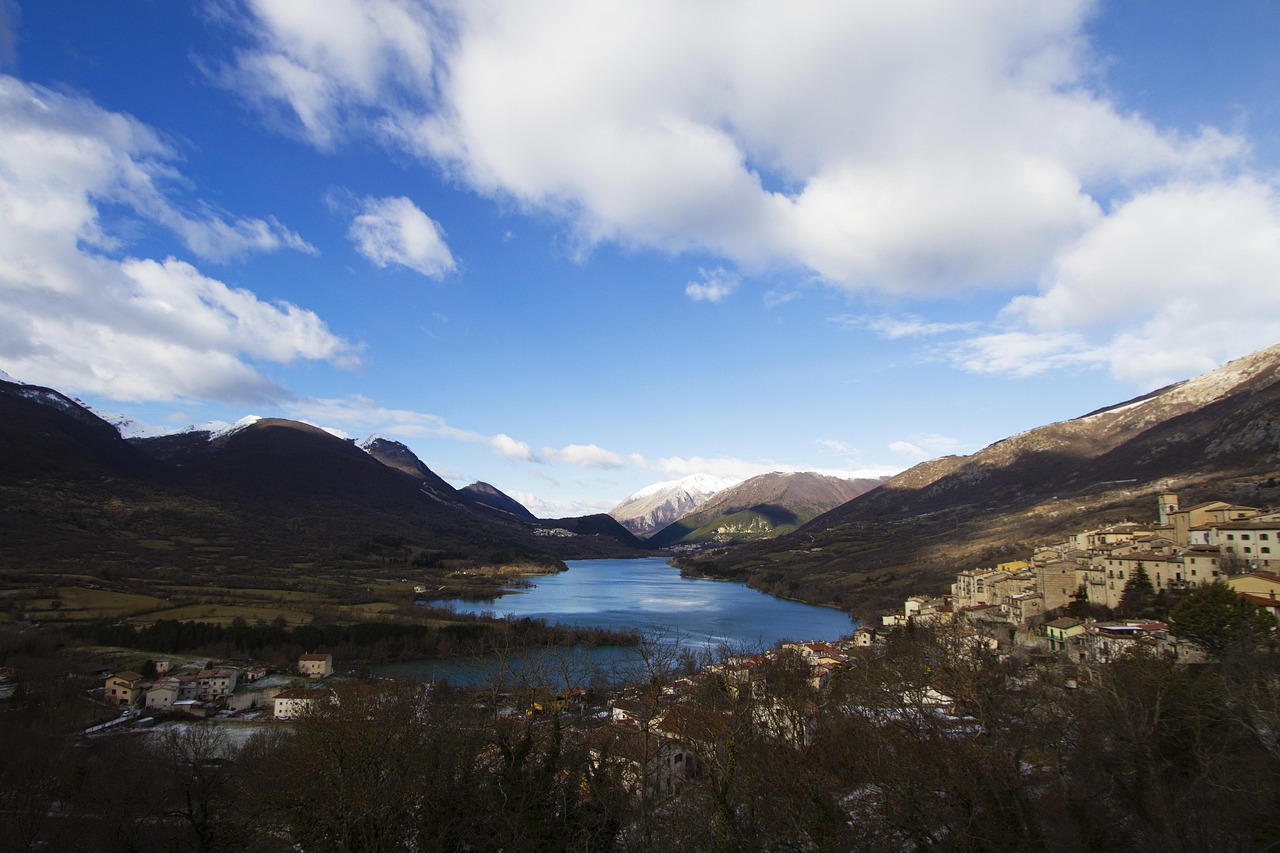 Borghi ottocenteschi panoramici tra lago e montagne, ideali per una visita.