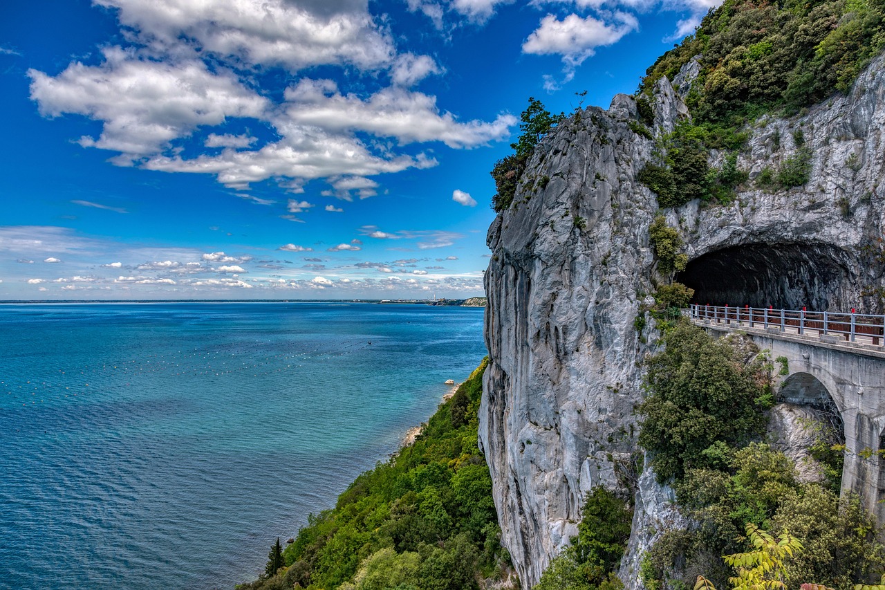 Grotte marine sul Lago d'Iseo, circondate da acque cristalline e vegetazione lussureggiante.