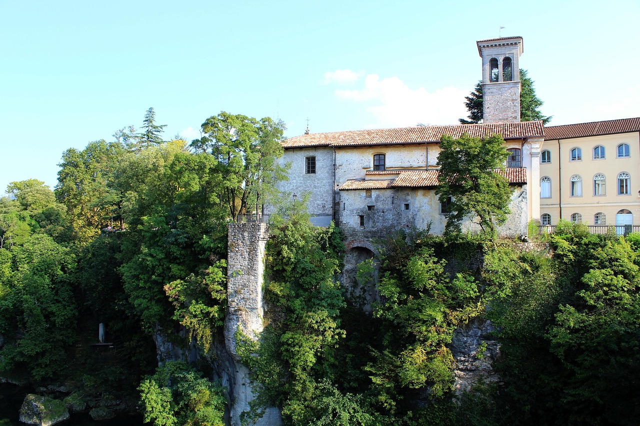 Grotte di Casteltimiro: stalattiti e stalagmiti in un paesaggio naturale mozzafiato in Lombardia.