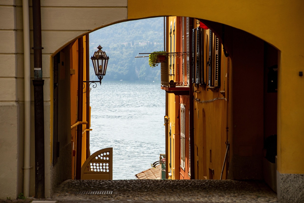 Vista panoramica del borgo di Varenna sul Lago di Como, con case colorate e acque cristalline.