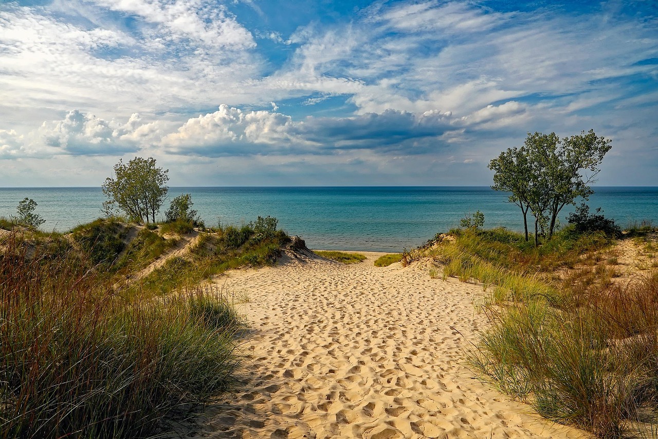 Spiaggia lacustre con sabbia fine e fondali poco profondi, ideale per famiglie e bambini.