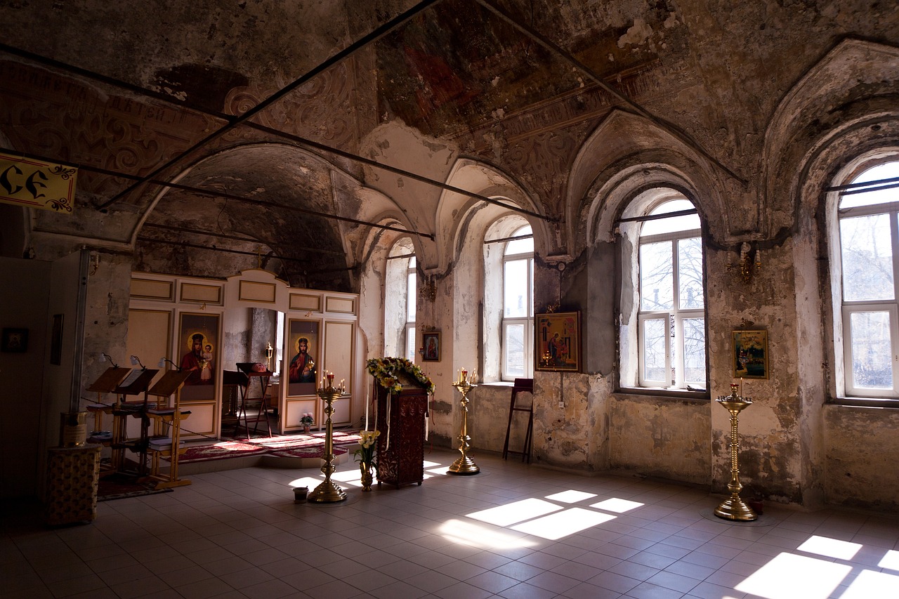 Vista panoramica di un borgo storico con chiese antiche e affreschi suggestivi.