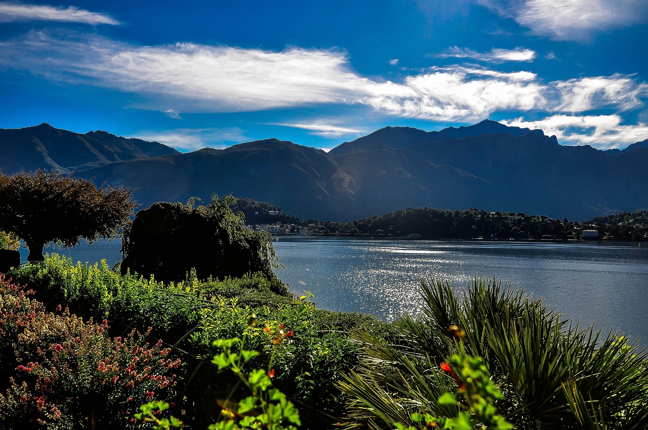 Panorama delle fasce verdi attorno al Lago di Como, con sentieri e natura rigogliosa.