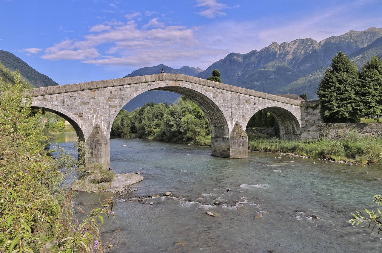 Ponte antico con vista panoramica sul fiume Ticino e paesaggio circostante.