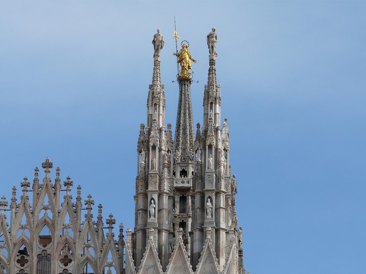 Dettaglio dei mosaici dorati del Duomo di Milano, simbolo di arte e architettura gotica.