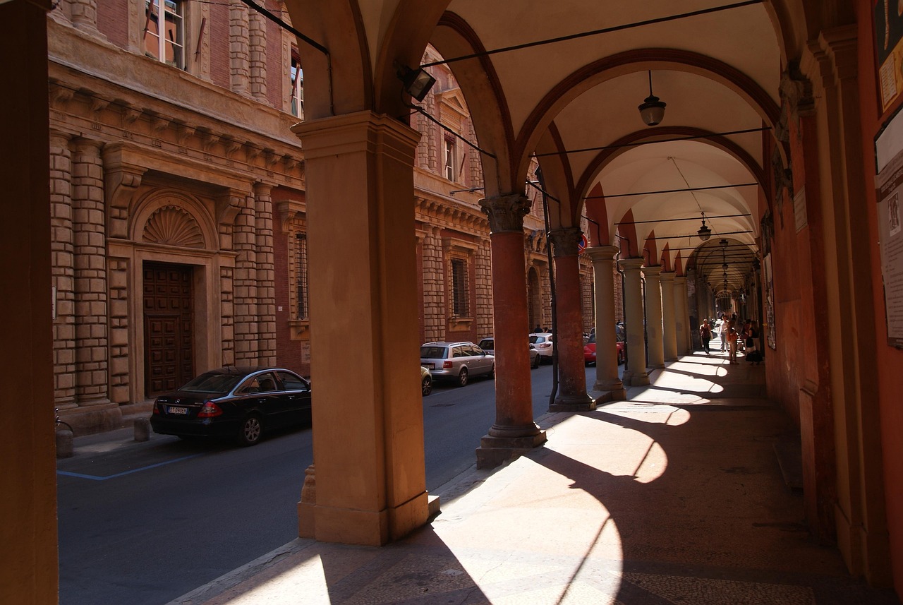 Passeggiata storica sotto i portici di Pavia, con architetture antiche e atmosfera suggestiva.