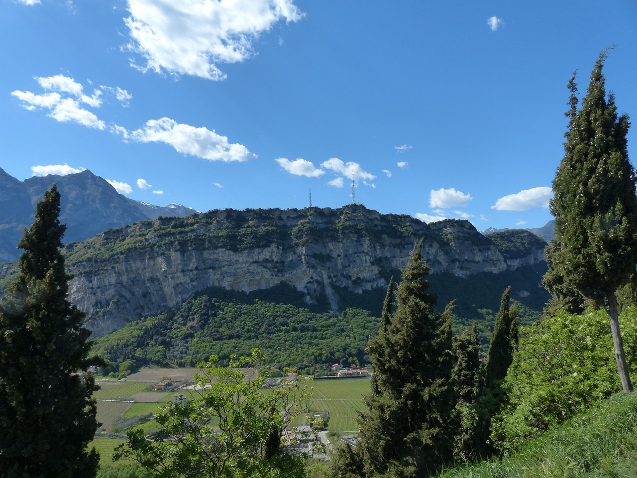 Panorama delle Grigne con sentieri per trekking sul versante lecchese, circondato da natura e monti.
