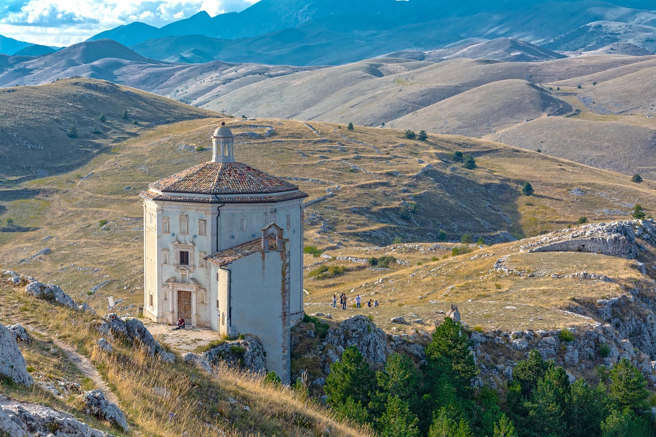 Camminatori su un sentiero storico in Lombardia, circondati da paesaggi naturali e monumenti.