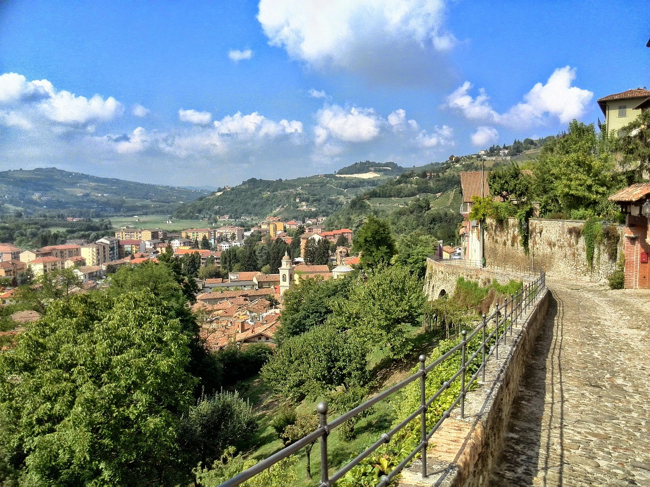 Vista delle antiche fortificazioni di Bergamo, con mura storiche e paesaggio mozzafiato.