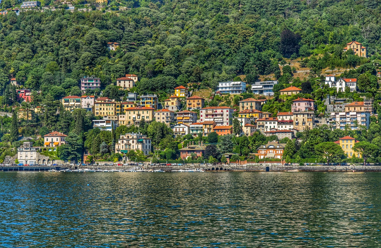 Vista panoramica delle ville del Lago di Como con itinerari suggeriti per una visita indimenticabile.