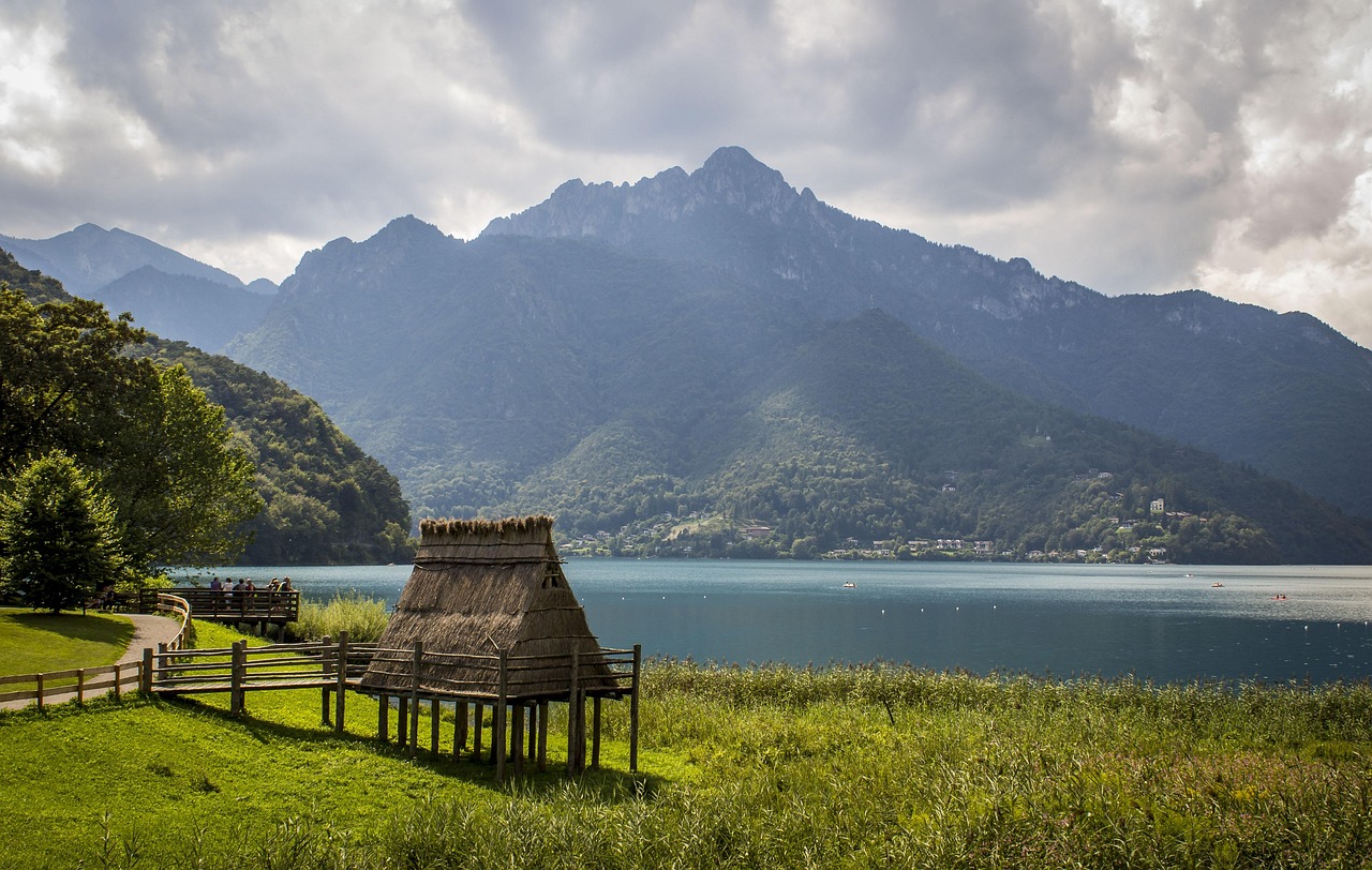Picnic panoramico sul Lago d'Iseo, con vista sulle montagne e il lago circondato da alberi verdi.
