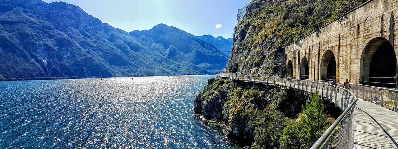 Ciclista su un percorso panoramico in Lombardia, circondato da colline e natura.