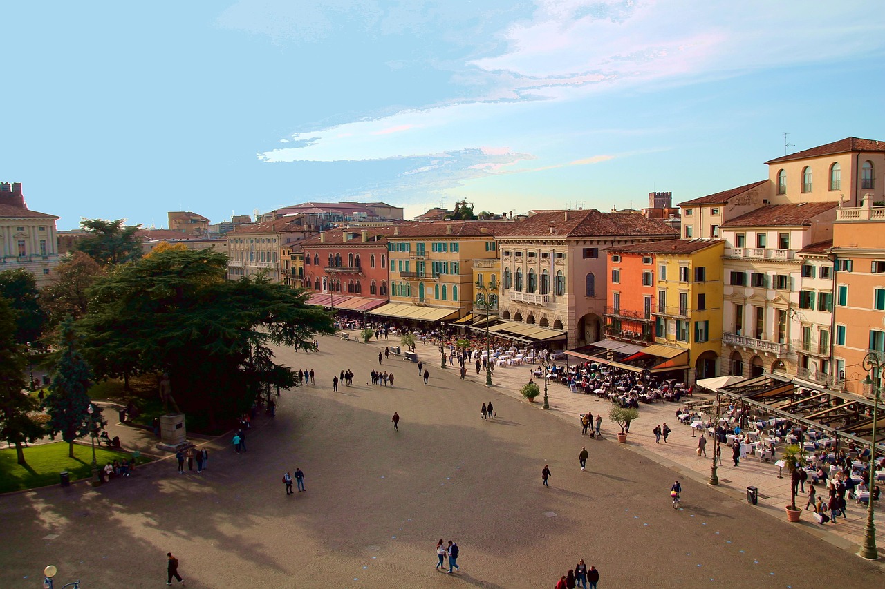 Piazza storica lombarda con architettura tradizionale e gente che si gode l'atmosfera locale.