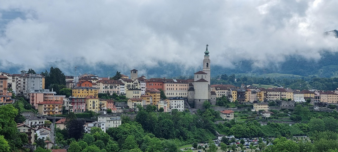 Vista panoramica di Brunate sul lago di Como e la città sottostante.