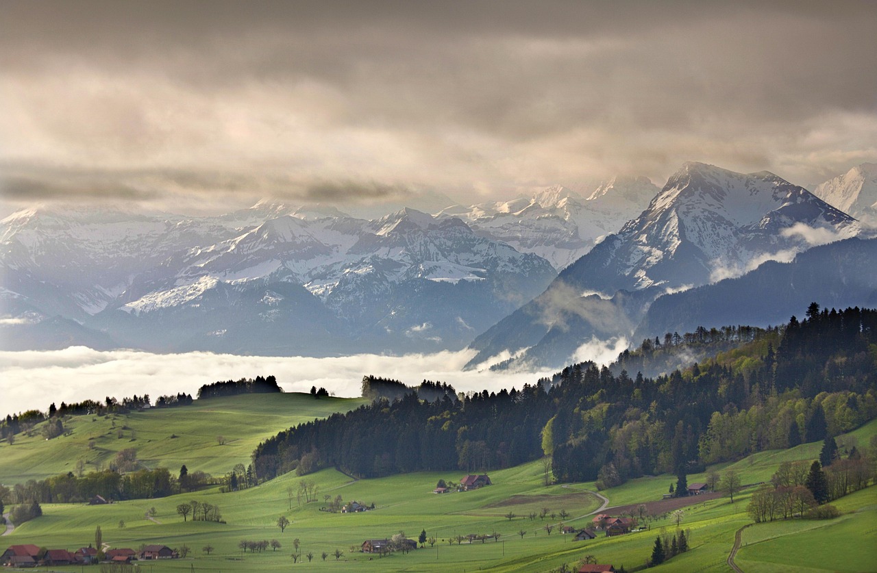 Vista panoramica delle Alpi con vette imponenti e cielo sereno, incantevole paesaggio naturale.