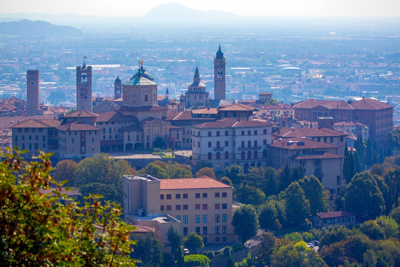 Panorama suggestivo di Bergamo alta con i suoi storici edifici e strade acciottolate.