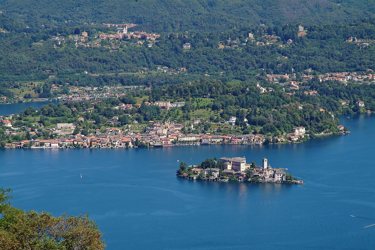 Vista panoramica dal Faro voltiano a Brunate, con il lago di Como e le Alpi sullo sfondo.