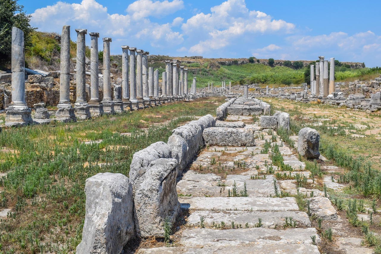 Rovine romane di Bedriacum immerse nel verde, con storici resti architettonici visibili.