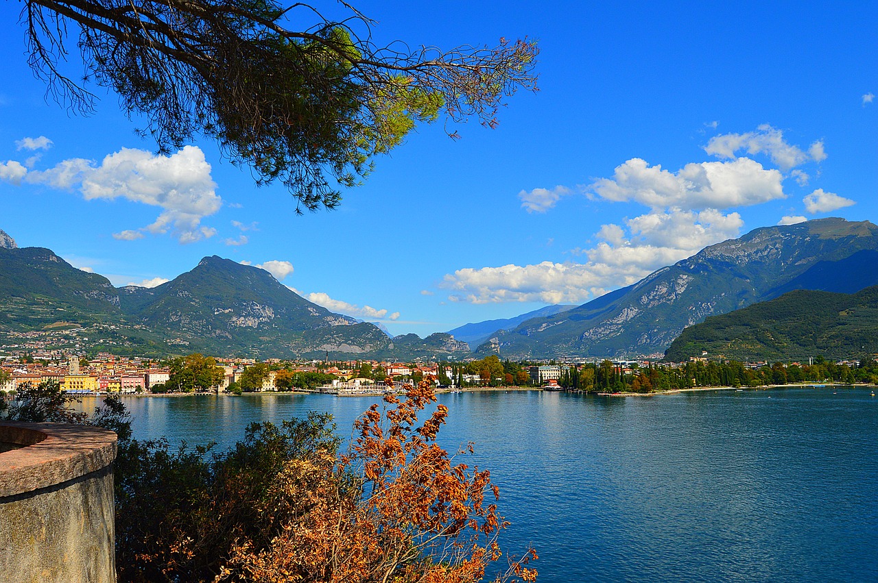 Vista panoramica del borgo di Lovere sul lago, con case colorate e natura circostante.