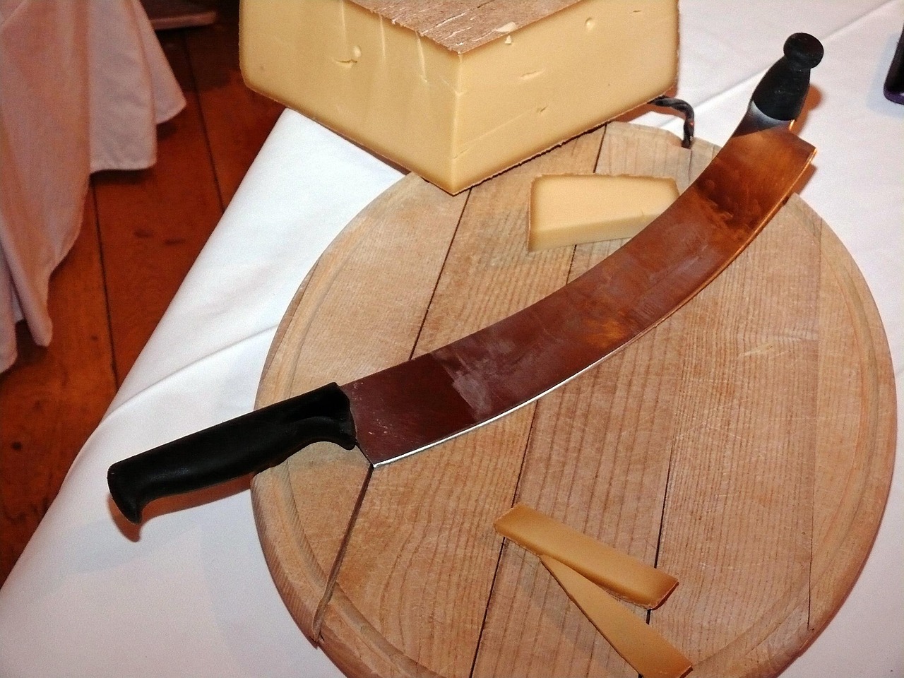 Degustazione di formaggi tipici in un caratteristico borgo alpino.