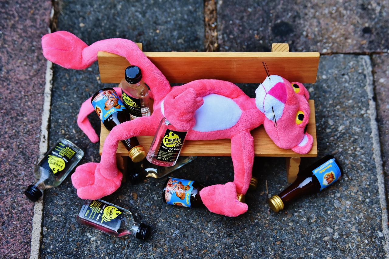 Flacone di alcool rosa su un tavolo, pronto per usi domestici risparmiatori.