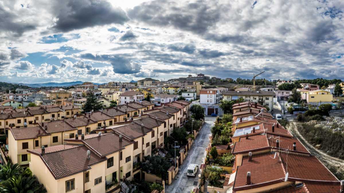 Proprietari di casa discutono della nuova tassa introdotta nel 2026.