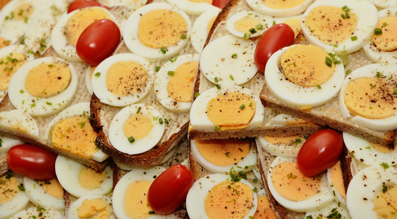 Uova cucinate in modo salutare per ridurre il colesterolo, accompagnate da verdure fresche.