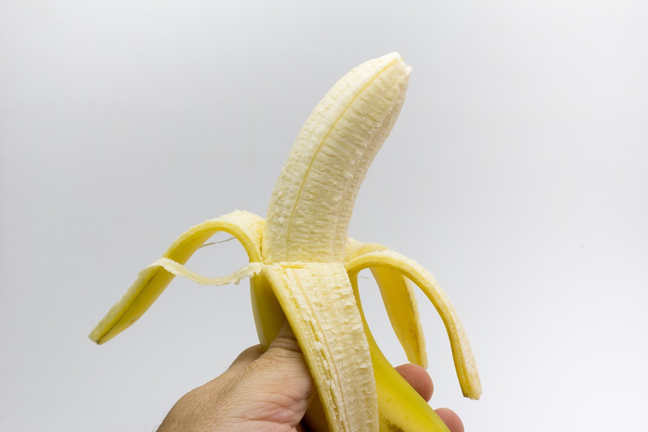 Banane fresche su un tavolo, simbolo di benefici per cuore e reni se consumate quotidianamente.