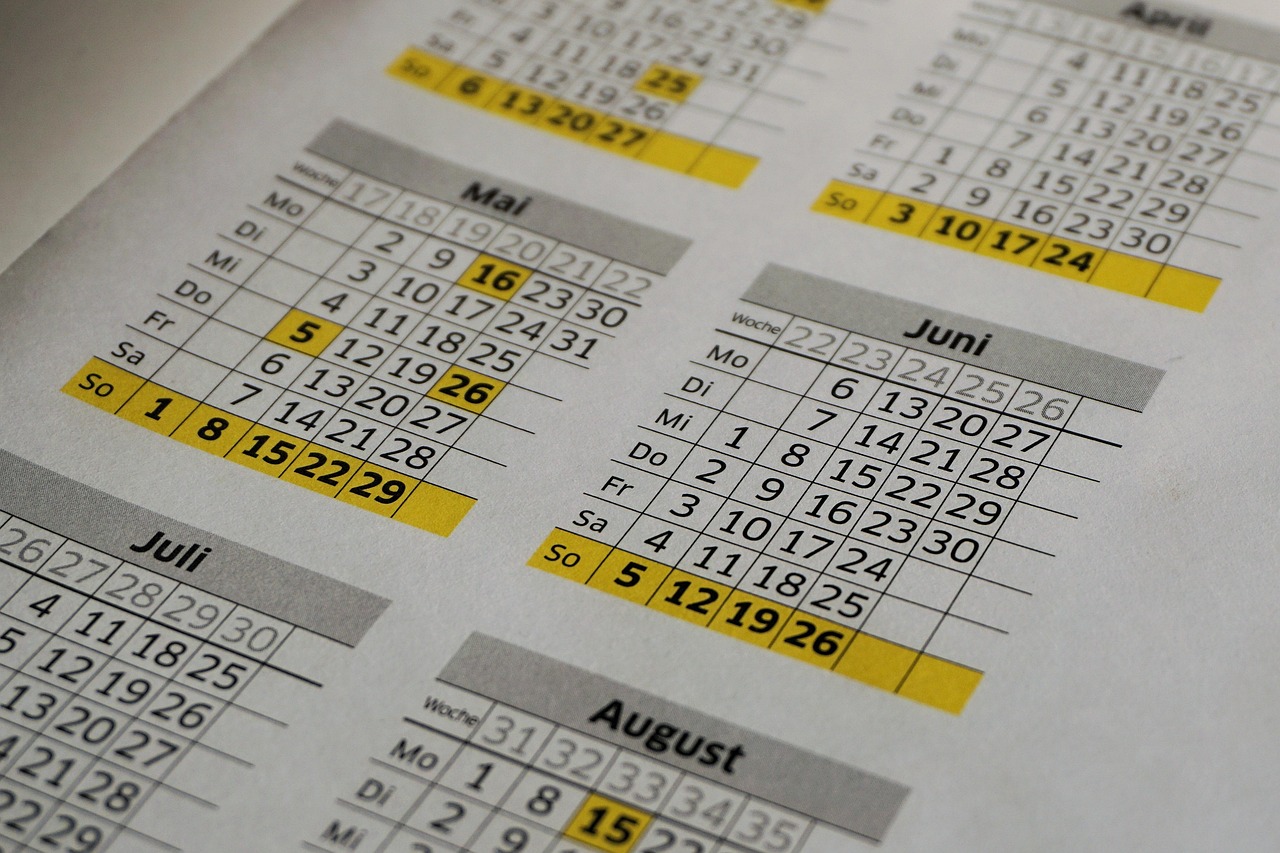 Ufficio con calendario e documenti sulle ferie non godute dei dipendenti.