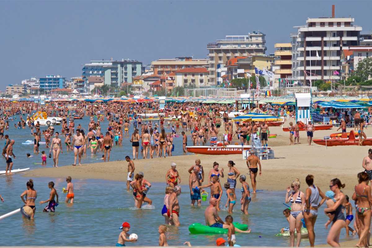 Spiaggia tranquilla in Italia, ideale per Ferragosto 2026, senza folle e con un'atmosfera rilassata.
