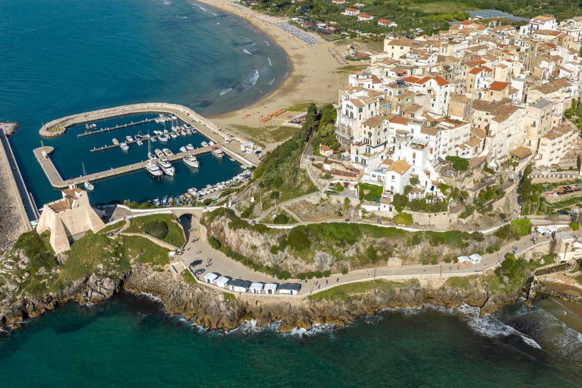 Glamping in Italia: vista panoramica di un campeggio di lusso immerso nella natura.
