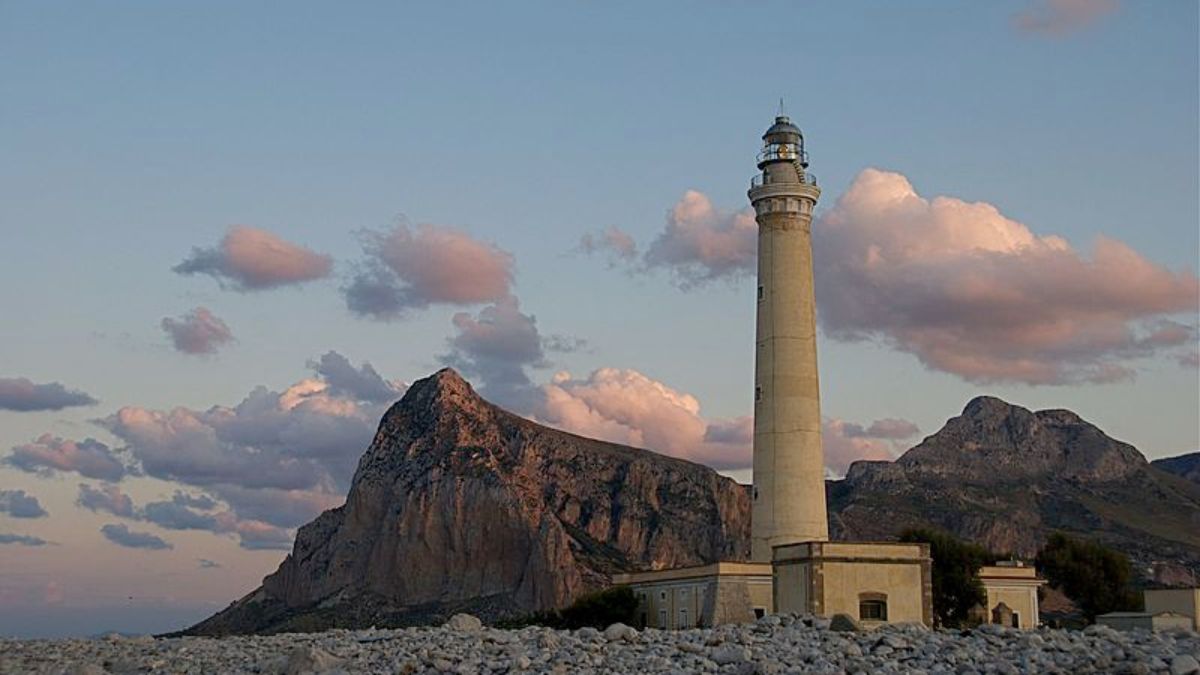 Faro iconico italiano con vista panoramica sul mare e cielo sereno, perfetto per fotografie indimenticabili.