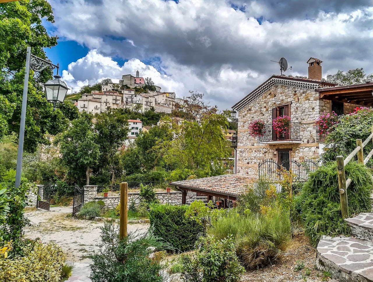 Panorama del suggestivo paese friulano, con montagne e architettura tradizionale, meta emergente per turisti.