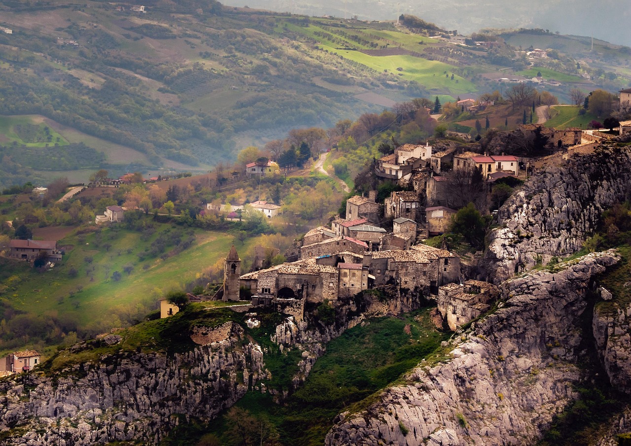Panorama mozzafiato di un suggestivo paese lucano immerso nella natura.