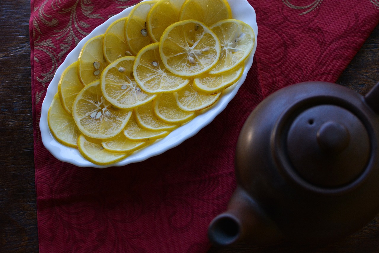 Limoni grandi e succosi in un vaso, con terriccio ricco di nutrienti per una crescita ottimale.