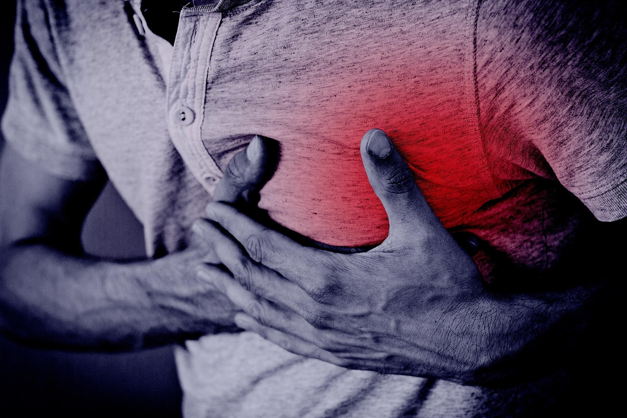 Cuore stilizzato con elettrocardiogramma, simbolo dell'infarto silenzioso e dei suoi sintomi trascurati.