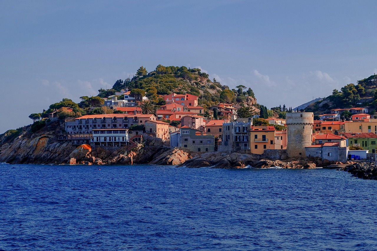 Vista panoramica del borgo dell'Isola del Giglio con spiagge incantevoli sullo sfondo.