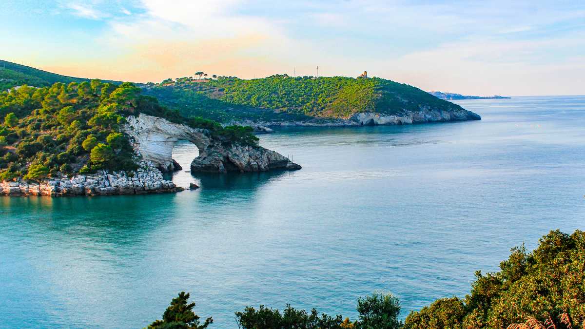 Vista panoramica delle Isole Tremiti con acque cristalline e isole verdissime.