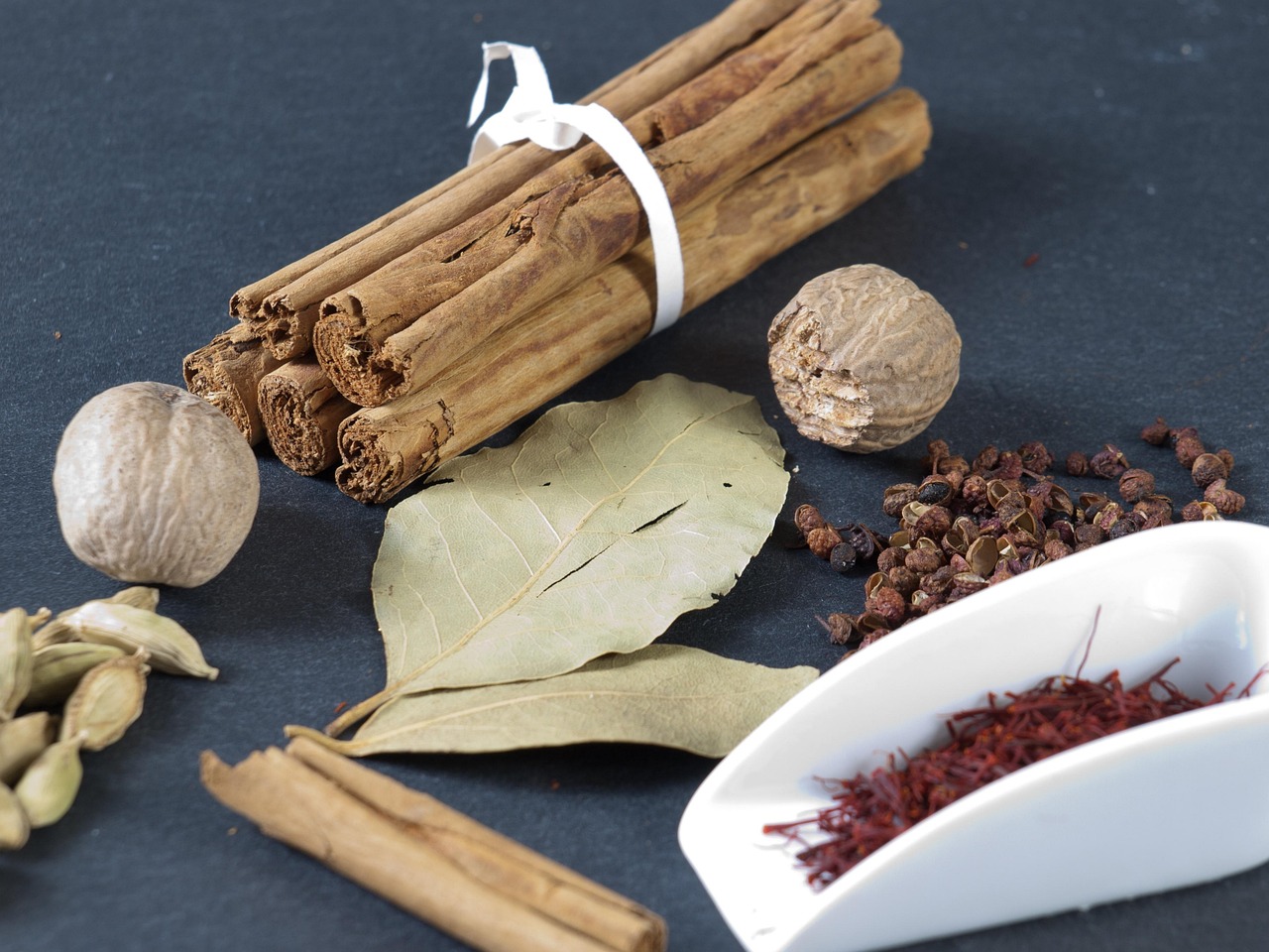 Scena di un piatto con spezie salutari, ideale per favorire la digestione dopo pasti abbondanti.