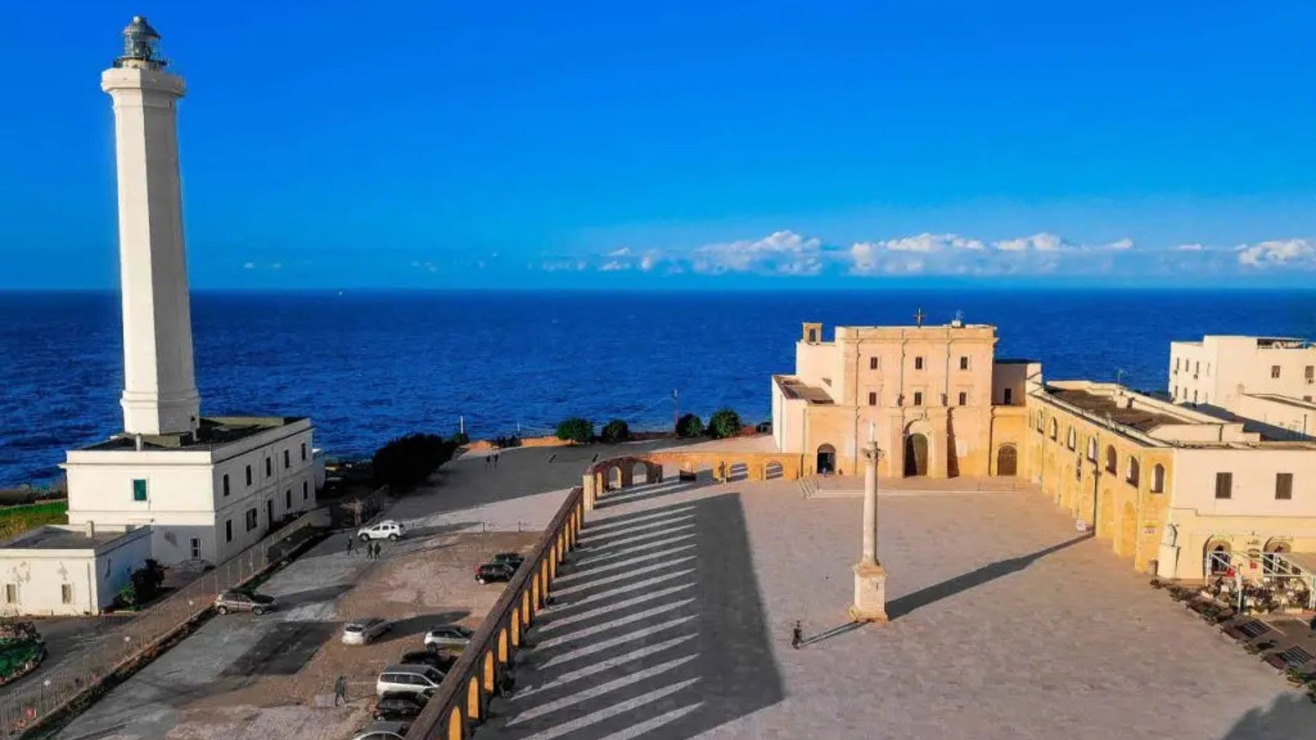 Panorama dell'isola italiana senza auto, con sentieri e natura incontaminata.