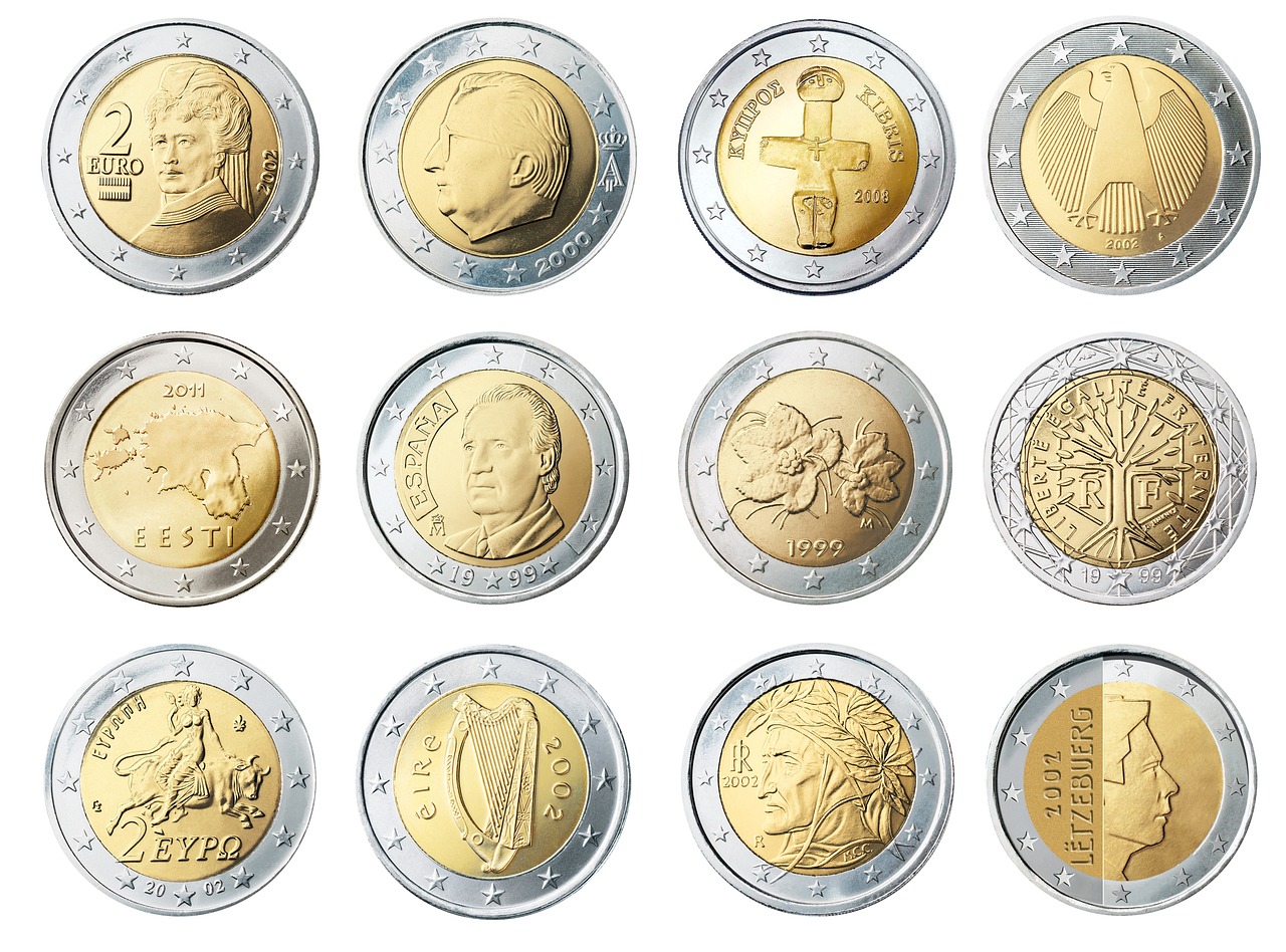 Collezione di monete da 2 euro rare su sfondo bianco, con dettagli visibili e valore indicato.