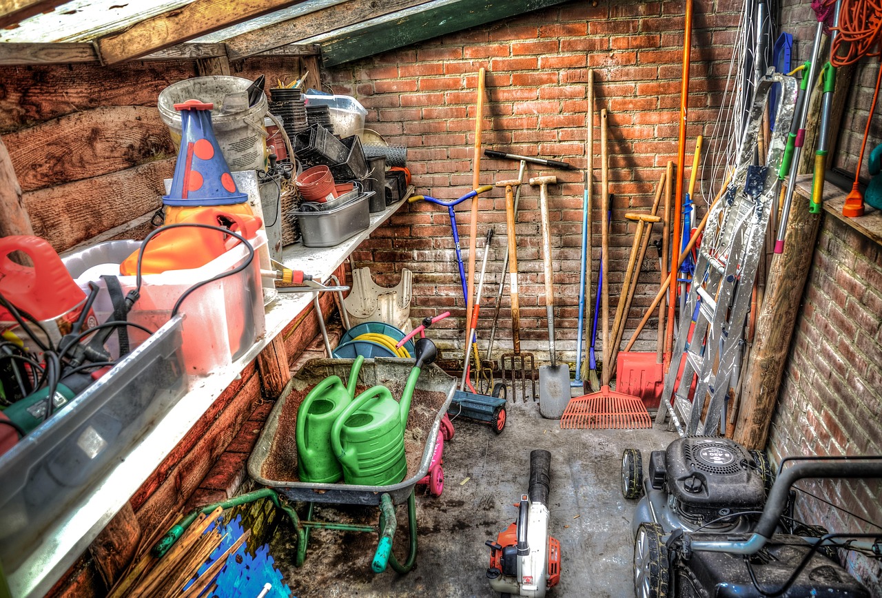 Immagine di un garage ordinato con scaffali e contenitori per ottimizzare lo spazio.