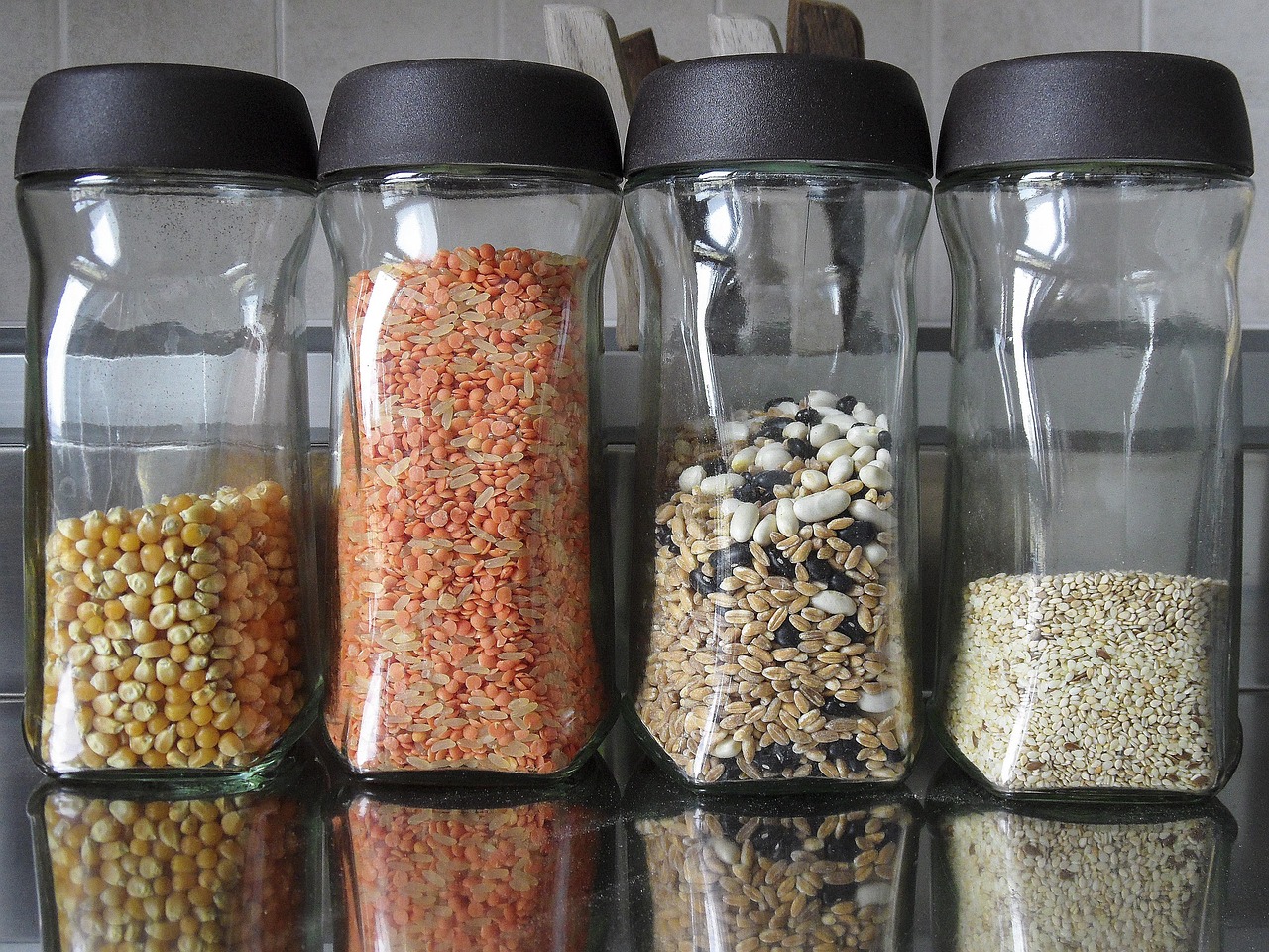 Immagine di una dispensa ben organizzata con contenitori etichettati e cibi sistemati ordinatamente.